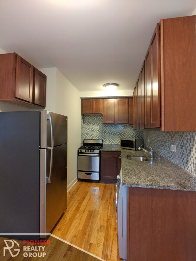 Building Photo - 552 W Arlington Pl