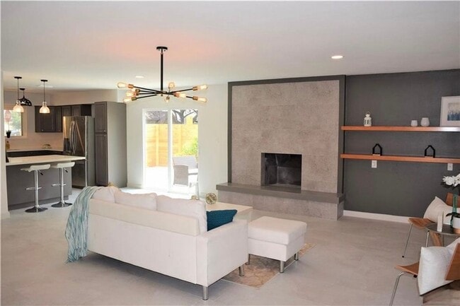 Foto del edificio - 3 Bedroom Home For Rent in Great School Di...