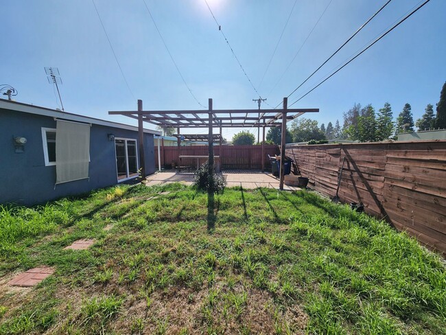 Foto del edificio - Newly remodeled 4-bedroom, 2-bath home just minutes from Knott’s Berry Farm