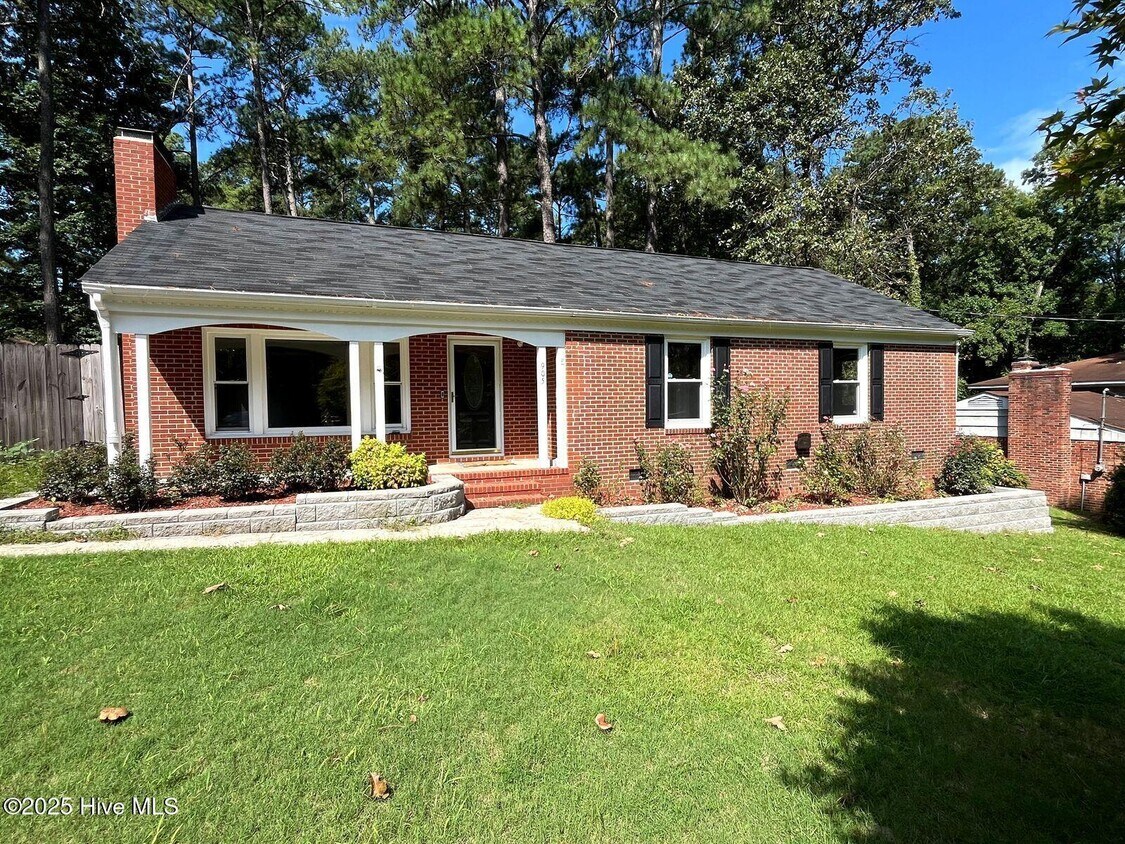 Primary Photo - 905 Lewis St