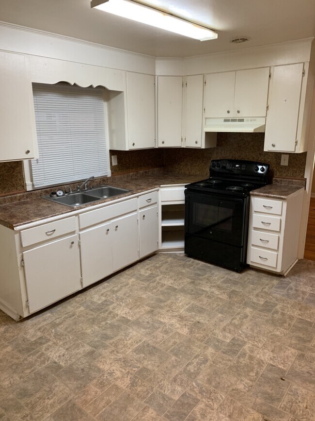 Building Photo - 311 Forest Hills Dr