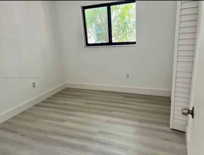 Foto del edificio - 325 Menores Ave