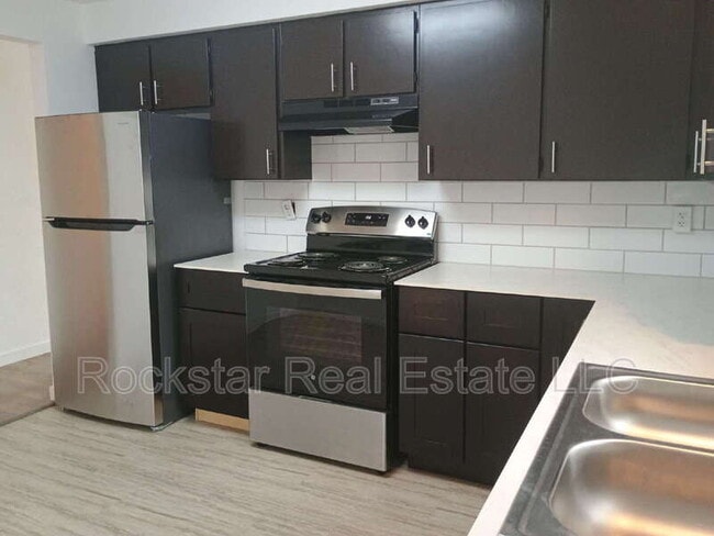 Building Photo - 222 E Crown Ave