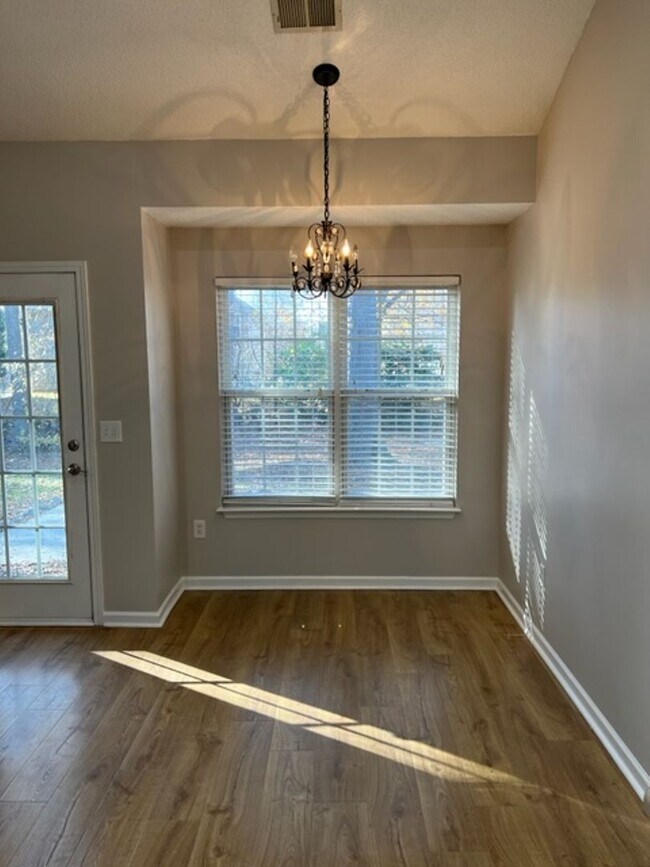 Foto del edificio - This 1.5  story, all brick, 3 bedroom, 2 bath, Bonus room upstairs & a 2 car garage with great st...
