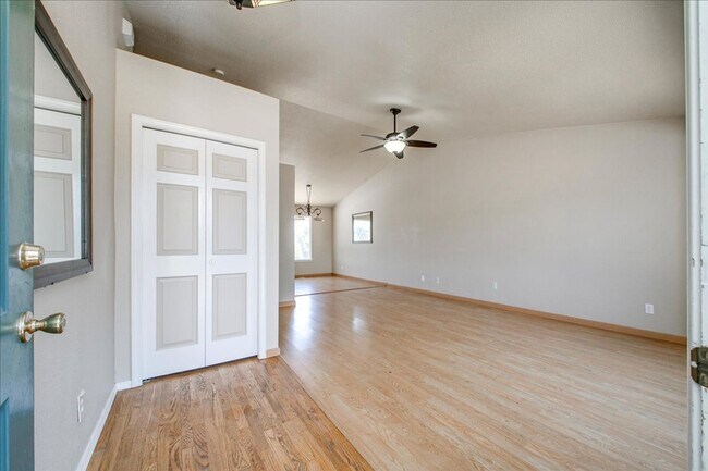 Foto del edificio - Tri-Level Home Close to The Village!