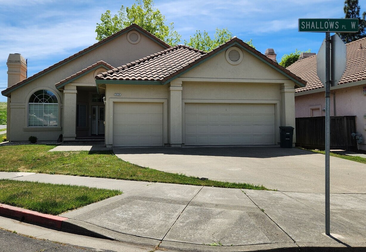 Primary Photo - Lovely 4 bedrooms, 3 bathrooms located nea...