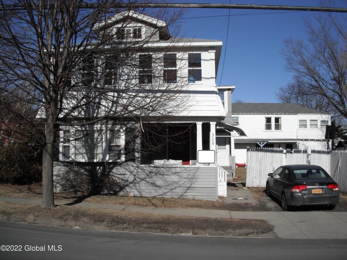 309 Vliet St Unit 1st flr, Cohoes, NY 12047 Room for Rent in Cohoes