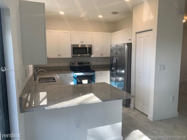 Foto del edificio - 3 br, 0.5 bath Townhome - 11270 SW 250th Ter