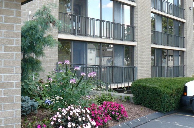 Building Photo - 650 E Greenwich Ave