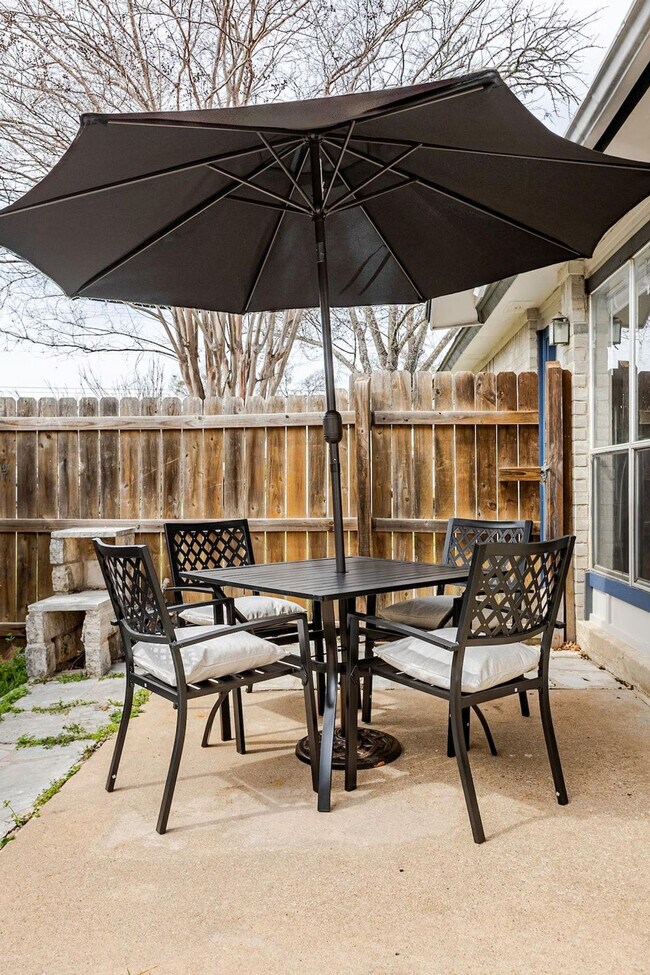 Building Photo - 6101 Parkwood Dr