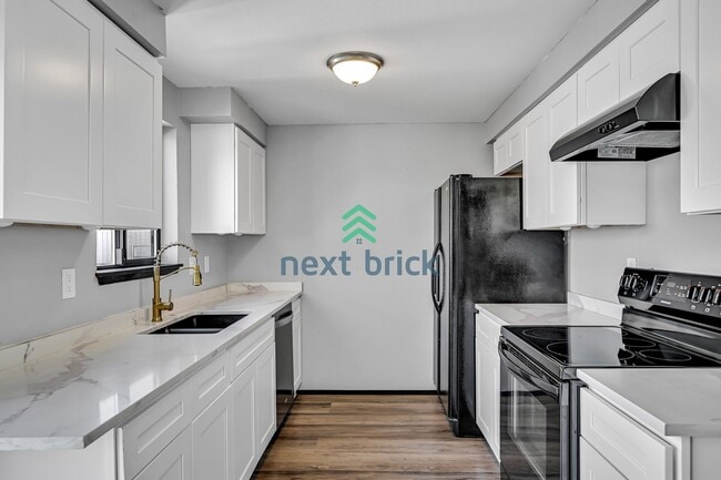 Building Photo - 2 BED & 1.5 BATH DUPLEX FOR RENT