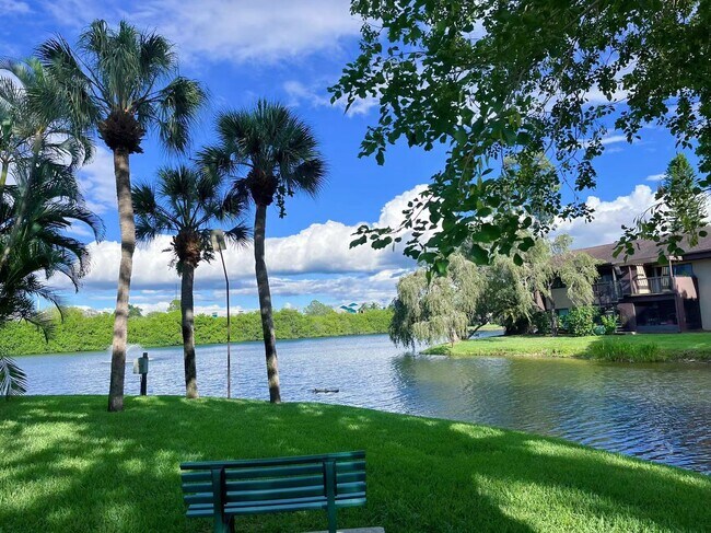 Foto del edificio - 885 N Village Dr N