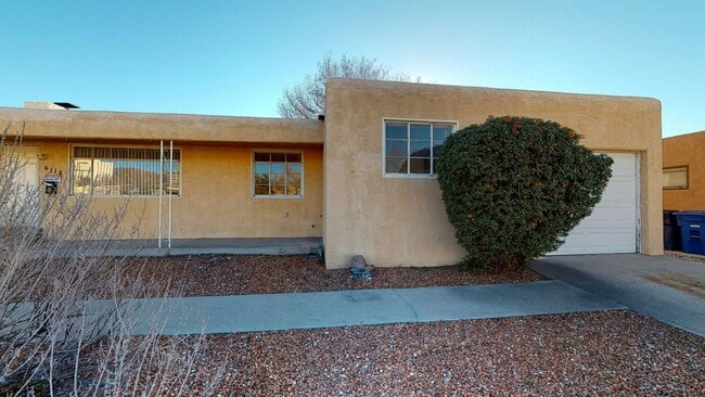 Building Photo - UPTOWN 3 Bedroom +Office  2 Bath with Garage