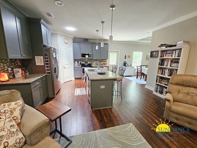 Building Photo - Beautiful 3-Bedroom Home Near Navarre’s Pr...