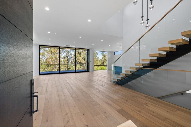 Foto del edificio - Rare Opportunity - Gorgeous New Custom Bui...