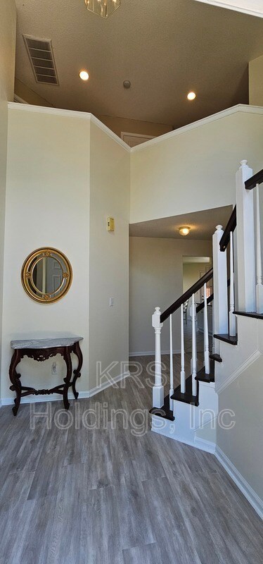 Building Photo - 3136 Sacramento Dr