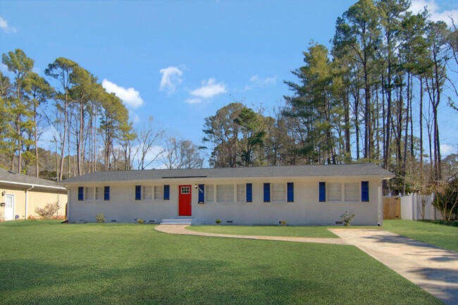 Building Photo - 1325 Sycamore Dr