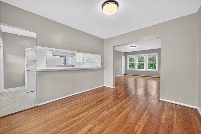 Foto del edificio - 2343 Wroxton Rd