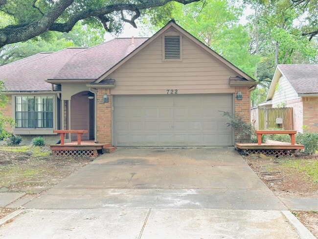 Building Photo - 722 Silverpines Rd