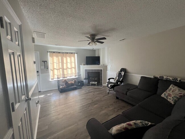 Foto del edificio - Beautiful 2 Bedroom 2 1/2 bath townhouse with fenced in back yard. Minutes away from Camp Lejeune...