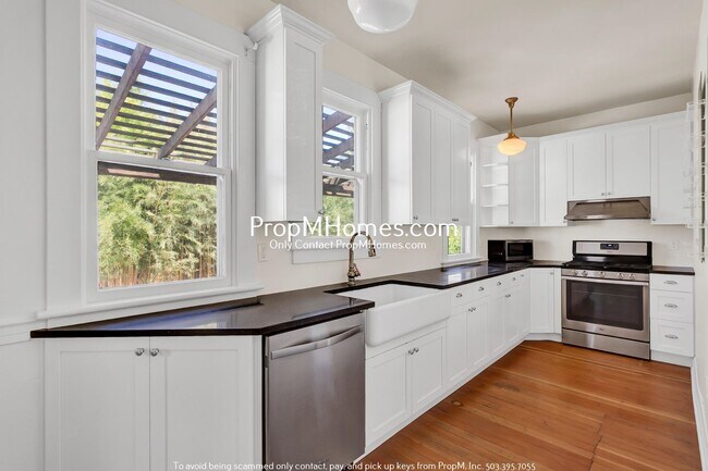 Building Photo - Charming Three Bedroom Home in Foster-Powell!