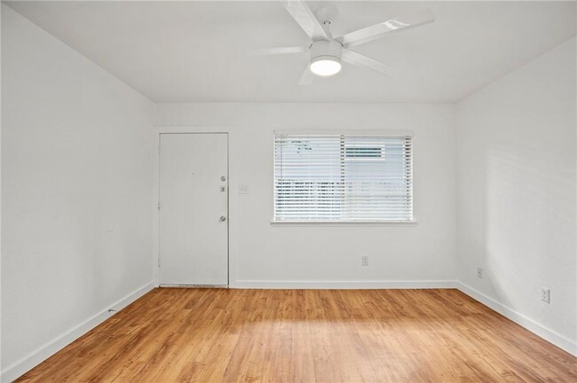 Building Photo - 502 W 35th St