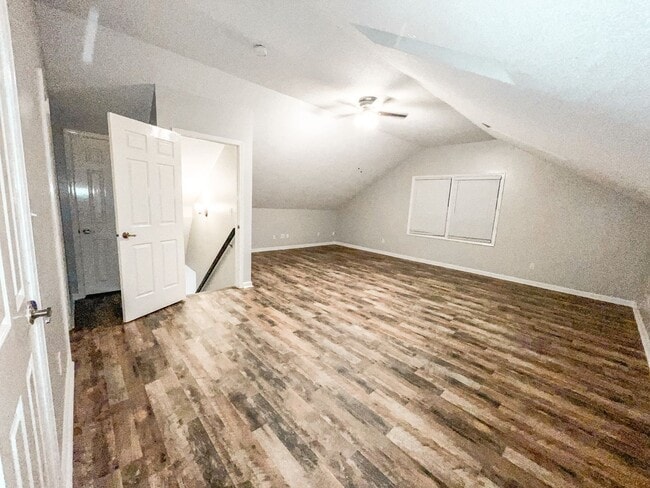 Building Photo - stunning 3 bed 2 bath townhome - recently ...