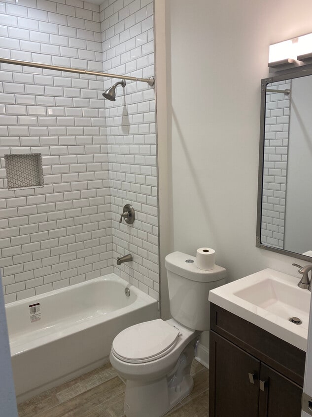 Full bathroom - 1313 W Wishart St