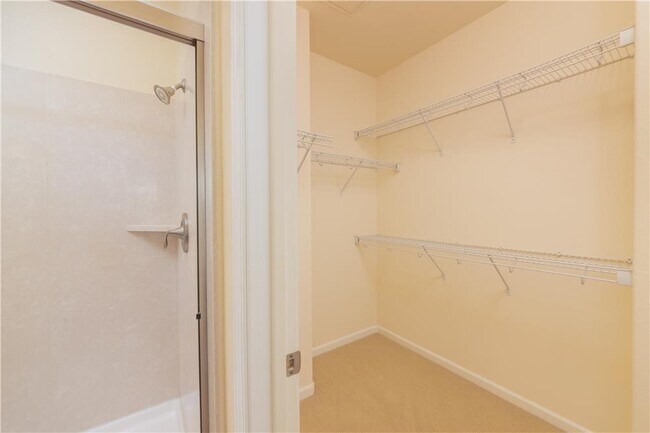 Armario principal - 664 N Capitol Ave