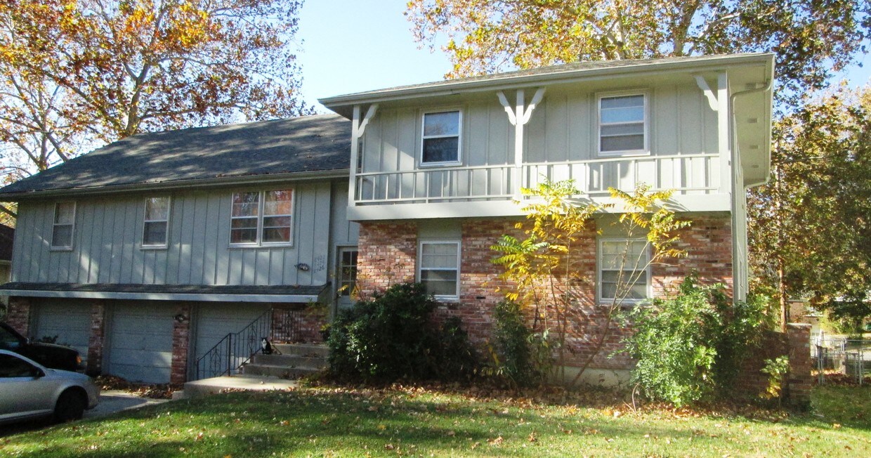 8422 Travis Ln, Overland Park, KS 66212 Condo for Rent in Overland Park, KS