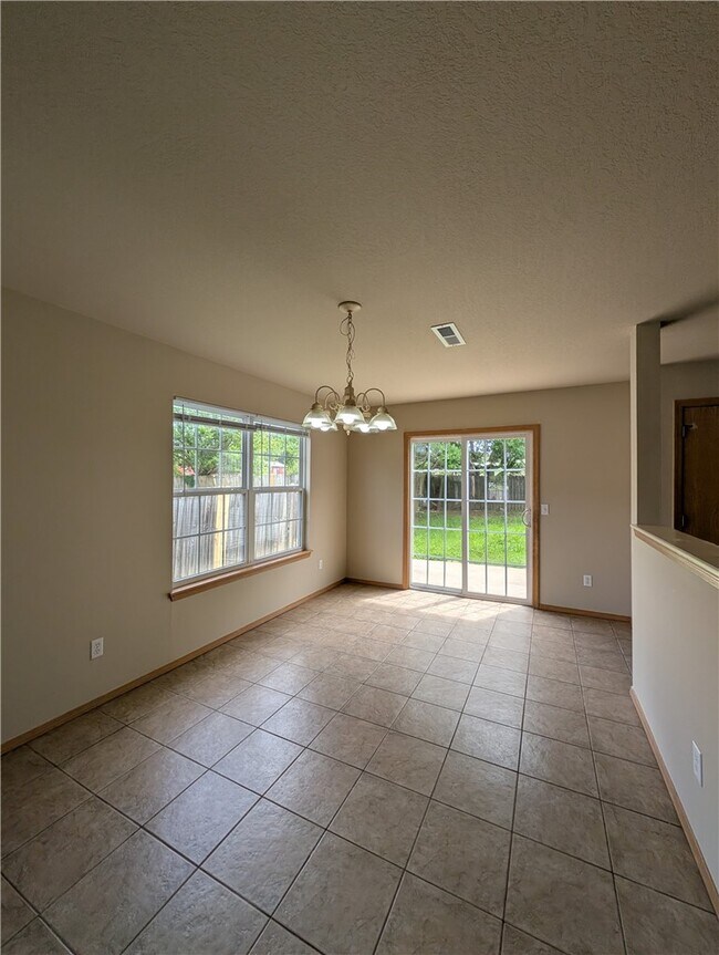 Building Photo - 605 Cedarbrook Ct