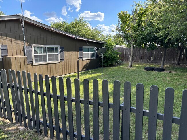 Foto del edificio - 7796 Ranch Rd 965