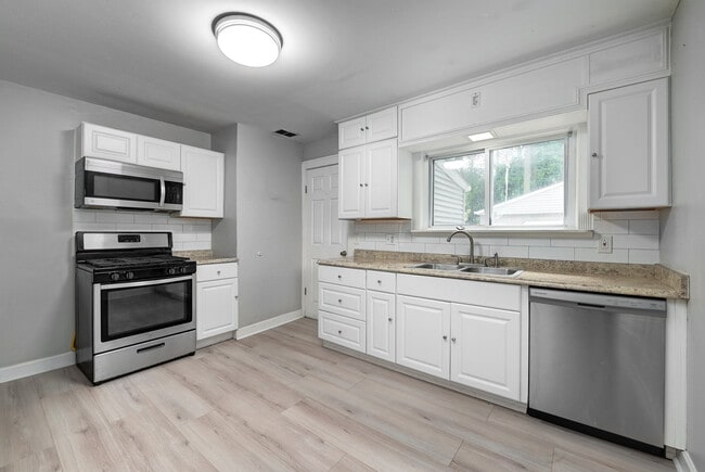 Building Photo - 2019 Beverly Hills Dr