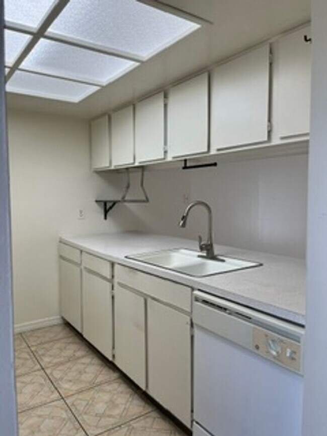 Building Photo - $400 OFF FIRST MONTHS RENT! Tampa Racquet Club!