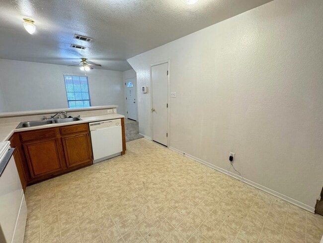 Building Photo - 1100 Leslie Cir