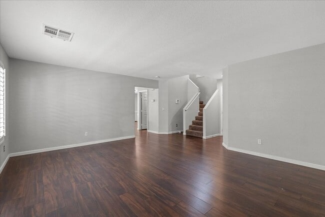 Building Photo - Gorgeous 4 Bedroom Home with Modern Feel i...