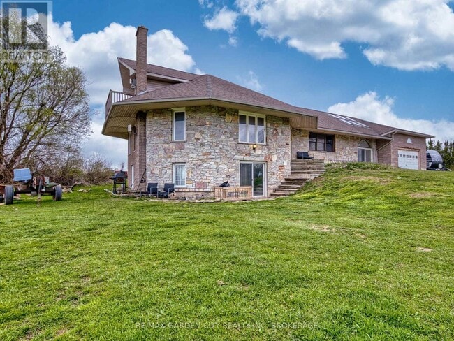 Photo du bâtiment - 33260 Pettit Rd