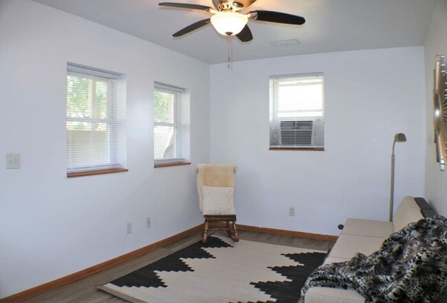 Foto del edificio - $1,250 | 2 Bedroom, 1 Bathroom Duplex | No...