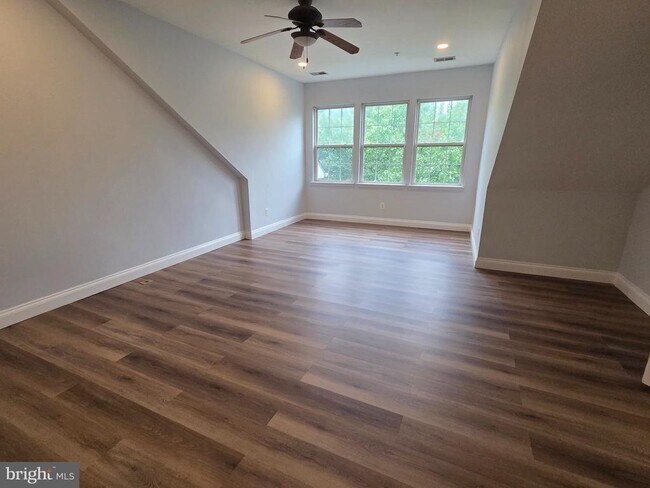 Foto del edificio - 2749 Middle Neck Rd