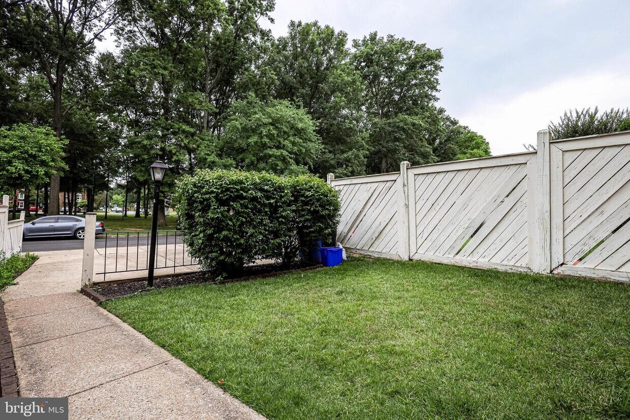 Foto principal - 7903 Central Park Cir
