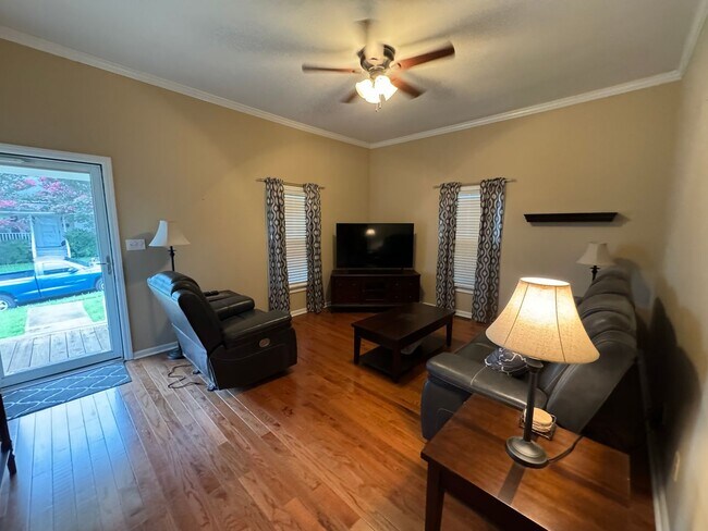 Foto del edificio - MOVE-IN READY!