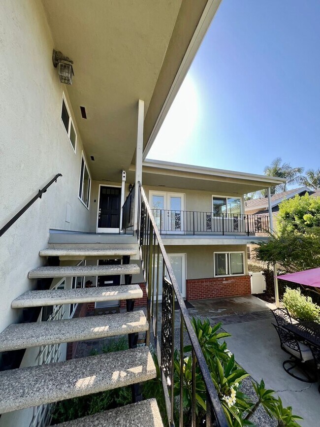Building Photo - Upgraded Upper Level 3 Bedroom Belmont Hei...
