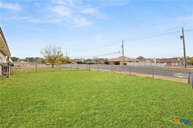 Foto del edificio - 3210 Raven Dr