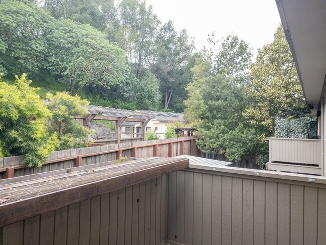 Building Photo - 2BD 1BA Renovated Unit! Parking! Storage! ...