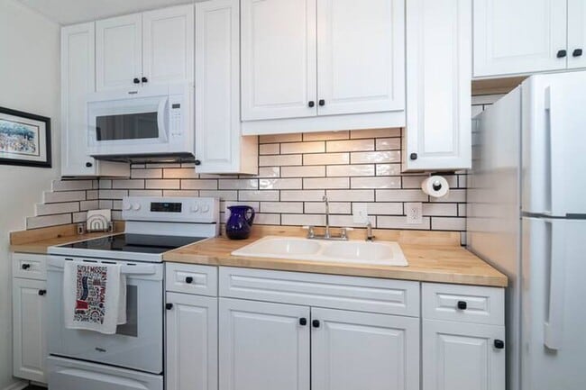 Building Photo - Fully Furnished 1-Bedroom Condo – Steps fr...