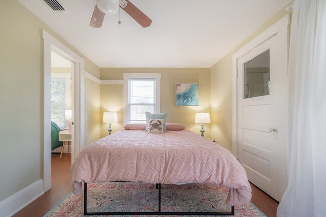 Building Photo - 5706 N Suwanee Ave