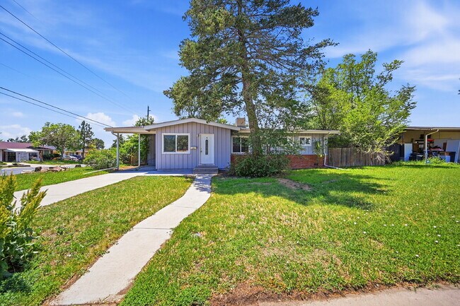 Foto del edificio - $2,640.95- 4 Bed, 2 Bath Home in Denver with Patio Space and In Unit Laundry!