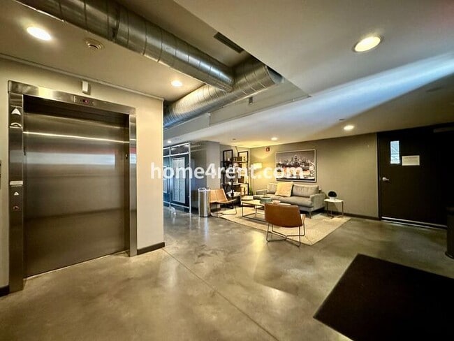 Building Photo - Gorgeous Loft Near the River Market w/ an ...