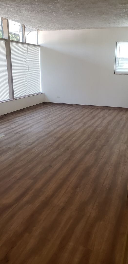 Building Photo - 2 bedroom 1 bath duplex Available June 20t...