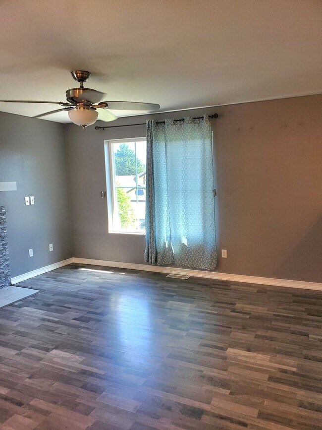 Building Photo - 5 Bed /3 Bath Home in Spanaway